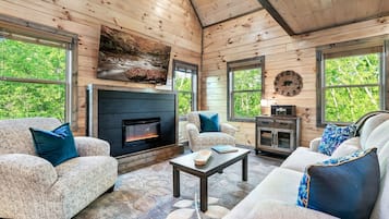 Een smart-tv, een open haard en boeken