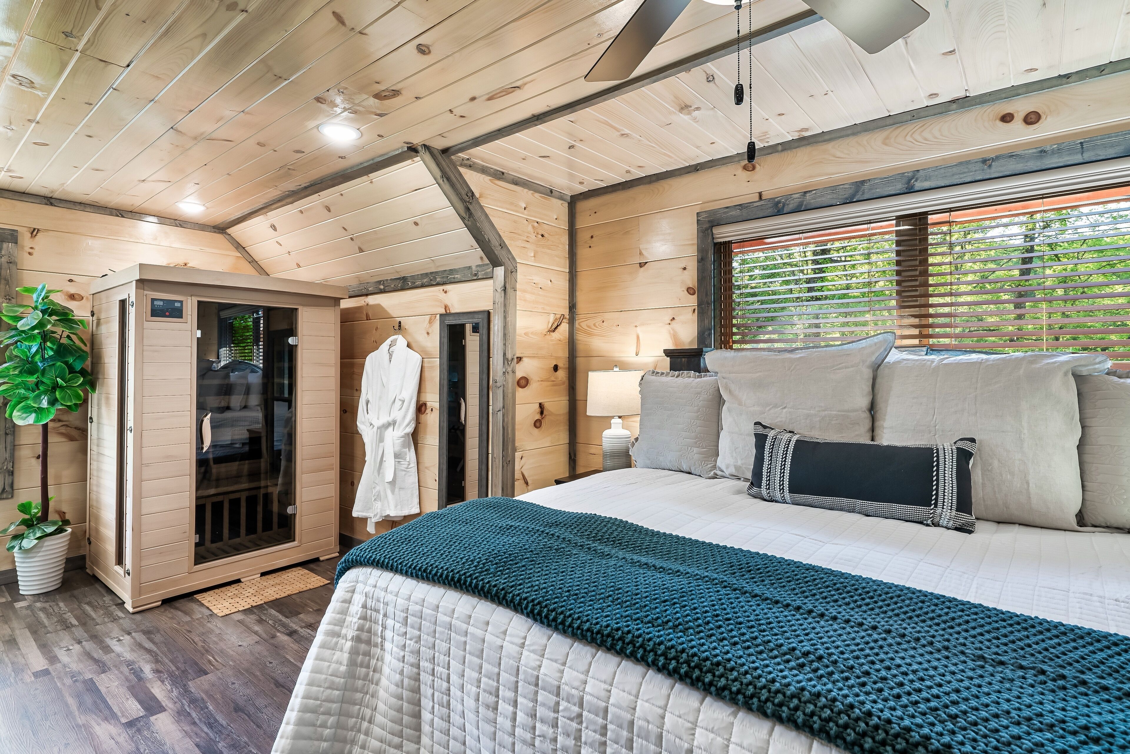 3 habitaciones, tabla de planchar con plancha y cuna de viaje 