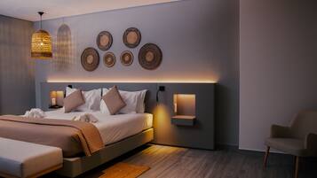 خزنة داخل الغرفة ومكتب ومساحة عمل للكمبيوتر المحمول وستائر تعتيم