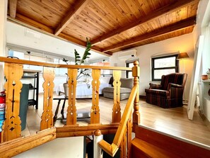 Tabla de planchar con plancha, wifi gratis y ropa de cama