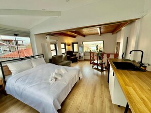 Tabla de planchar con plancha, wifi gratis y ropa de cama