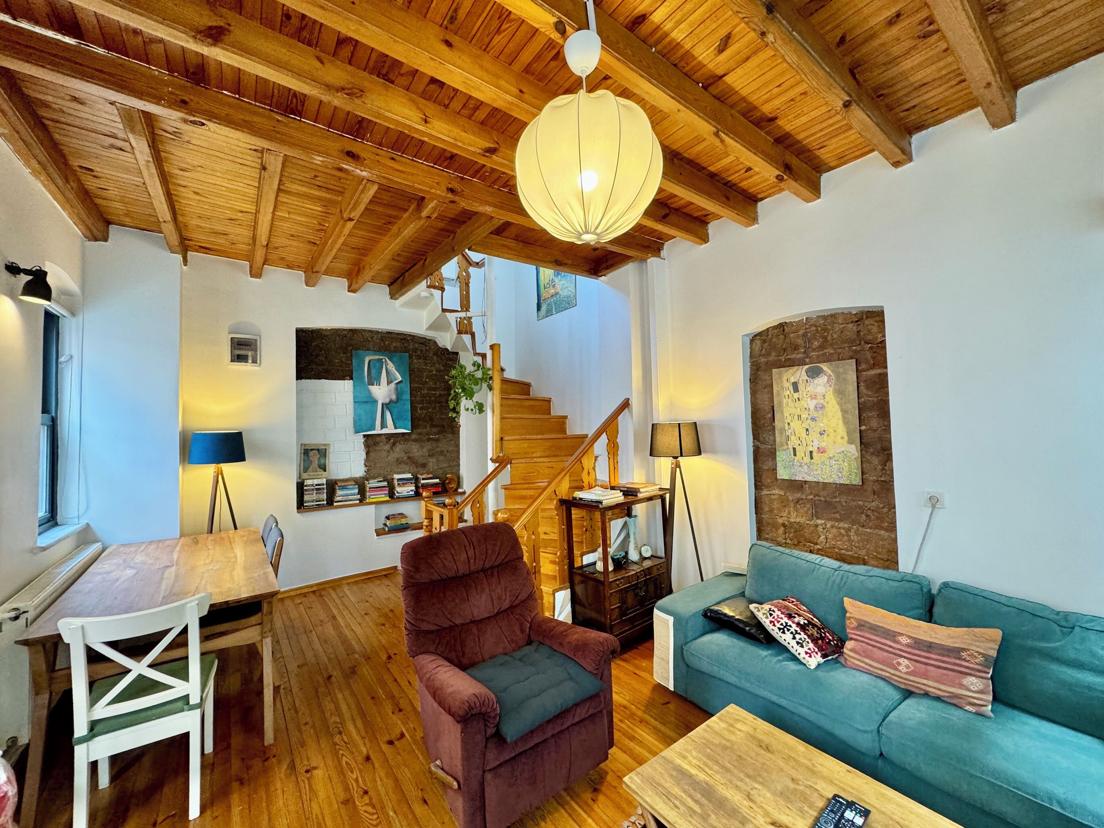 Villa, vue ville | Coin séjour | TV connectée de 65 pouces avec chaînes numériques