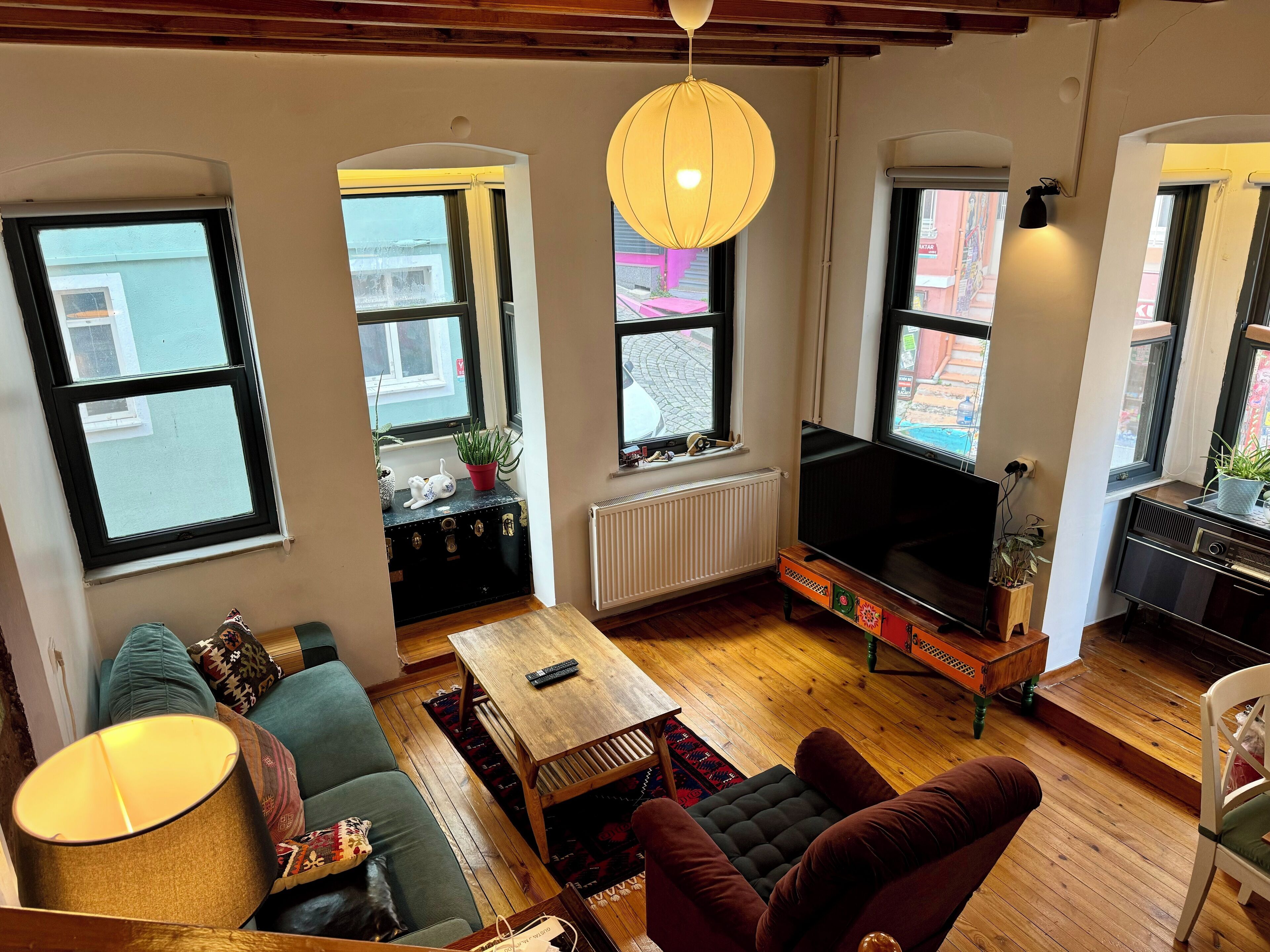 Villa - utsikt mot staden | Vardagsrum | 65-tums smart-tv med digitalkanaler