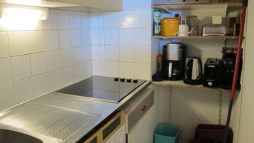 Réfrigérateur, micro-ondes, four, cafetiÚre/bouilloire