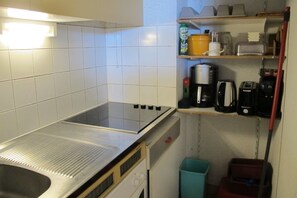 Kühlschrank, Mikrowelle, Ofen, Wasserkocher mit Kaffee-/Teezubehör
