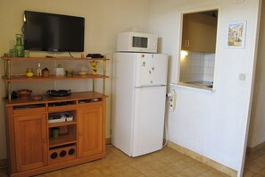 Fridge, microwave, oven, coffee/tea maker