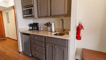 Mikrowelle, Herdplatte, Wasserkocher mit Kaffee-/Teezubehör, Esstisch