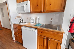 Mikrowelle, Herdplatte, Wasserkocher mit Kaffee-/Teezubehör, Esstisch