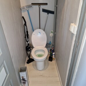 Een douche, een haardroger, handdoeken, zeep