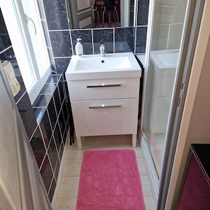 Douche, sèche-cheveux, serviettes fournies, savon