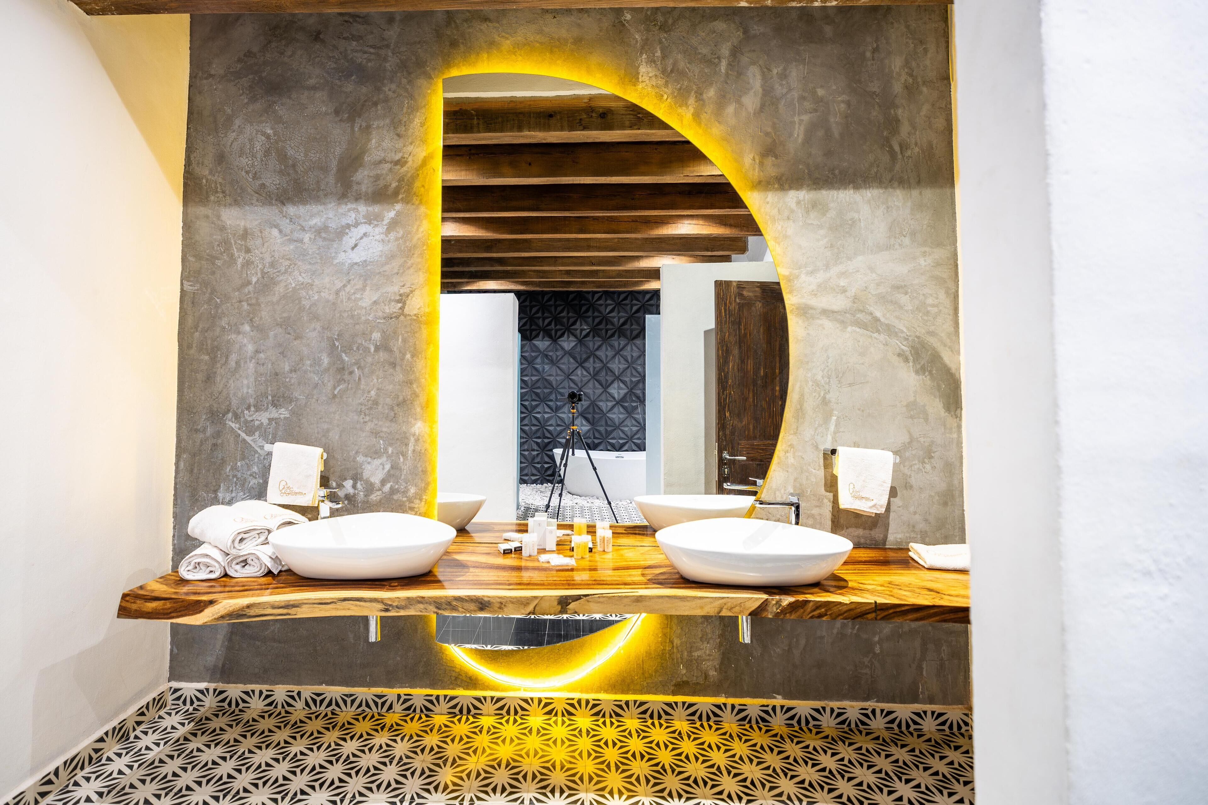 家庭公寓 | 浴室 | 独立的浴缸和淋浴、吹风机、毛巾、肥皂