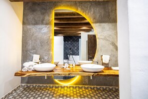 Familienapartment | Badezimmer | Badewanne und Dusche (separat), Haartrockner, Handtücher, Seife