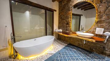 Luxury Room | Bathroom