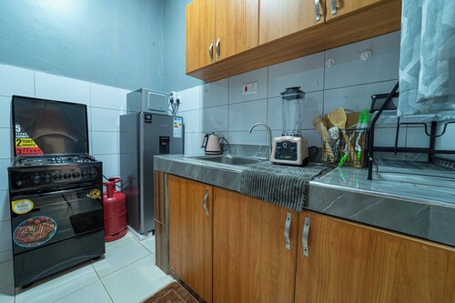 Modern Cozy Apartment in Kampala- WiFi, Netflix, Full Kitchen, Hot Showers.