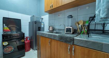 Modern Cozy Apartment in Kampala- WiFi, Netflix, Full Kitchen, Hot Showers.