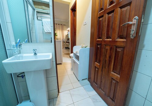 Modern Cozy Apartment in Kampala- WiFi, Netflix, Full Kitchen, Hot Showers.