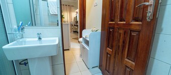 Modern Cozy Apartment in Kampala- WiFi, Netflix, Full Kitchen, Hot Showers.