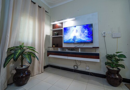 Modern Cozy Apartment in Kampala- WiFi, Netflix, Full Kitchen, Hot Showers.