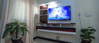 Modern Cozy Apartment in Kampala- WiFi, Netflix, Full Kitchen, Hot Showers.