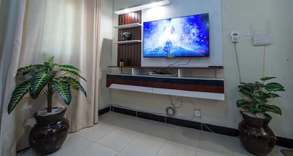 Modern Cozy Apartment in Kampala- WiFi, Netflix, Full Kitchen, Hot Showers.