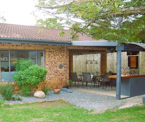 Outdoor dining - Contemporary and private self-catering apartment (Hluhluwe)