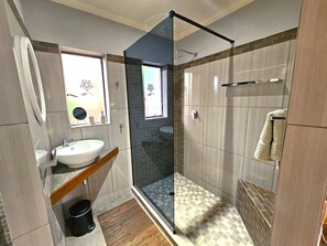 Shower, hair dryer, towels, soap - Contemporary and private self-catering apartment (Hluhluwe)