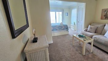 Deluxe Single Room, Beach View | Iron/ironing board, free WiFi