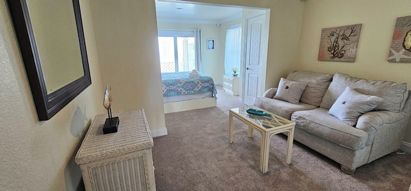 Deluxe Single Room, Beach View | Iron/ironing board, free WiFi