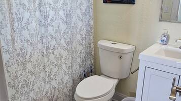 Habitación individual Deluxe, vista a la playa | Baño | Amenidades de baño gratuitas, toallas, papel de baño