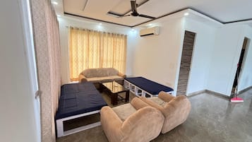 Luxury Villa, Pool View | Living area