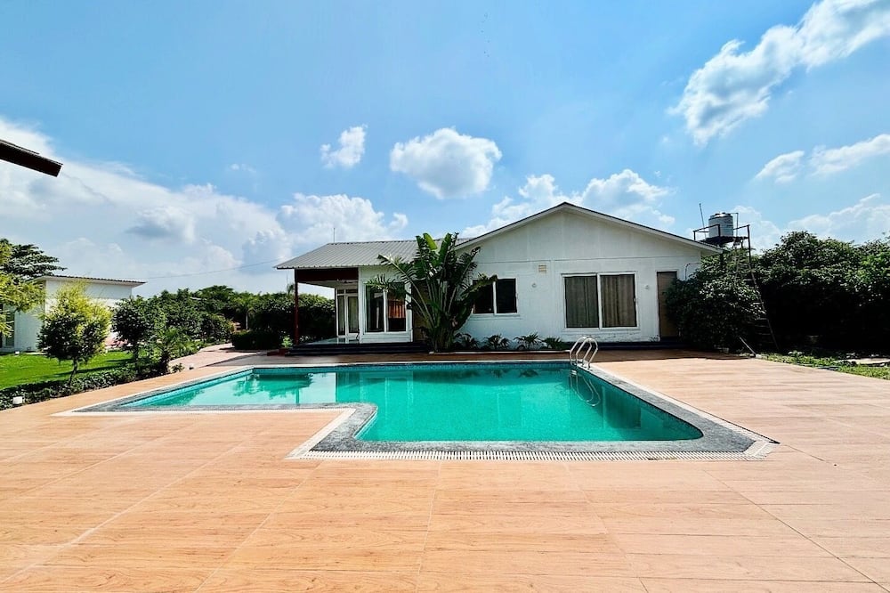 GoBravo 16 3BHK Farm with Pool & Lawn Sec150 Noida