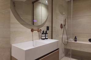 House | Bathroom | Hair dryer, towels, shampoo