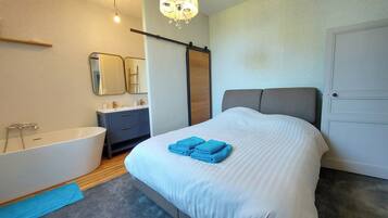 10 slaapkamers, een strijkplank/strijkijzer, wifi, beddengoed