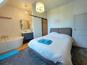 10 bedrooms, iron/ironing board, WiFi, bed sheets