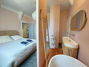 10 bedrooms, iron/ironing board, WiFi, bed sheets - CHATEAU EMILE HAROCH AT THE FOOT OF THE VENISE VERTE (Marsais)