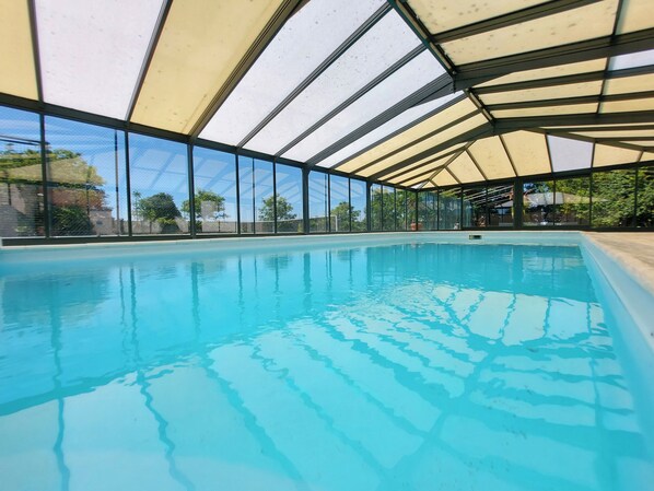 Pool - CHATEAU EMILE HAROCH AT THE FOOT OF THE VENISE VERTE (Marsais)
