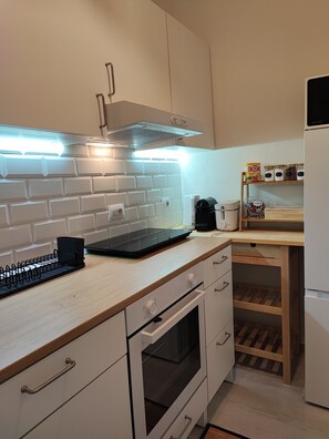 Køleskab, mikrobølgeovn, ovn, kogeplade