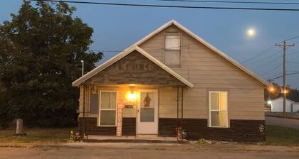 Charming 4-bedroom house with WiFi and AC in delightful Jonesboro