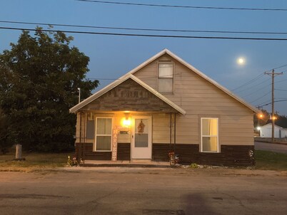 Charming 4-bedroom house with WiFi and AC in delightful Jonesboro