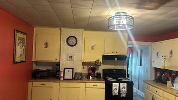 Four à micro-ondes, un four, surface de cuisson