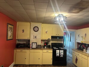 Four à micro-ondes, un four, surface de cuisson