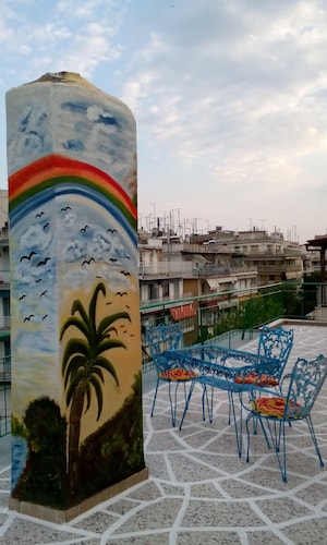 Penthouse on the 4th floor with huge Balcony! 10 min away from Metro.