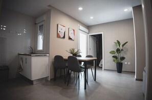 Escritorio, espacio para trabajar con un portátil, wifi gratis