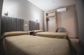 Desk, laptop workspace, free WiFi - Apartamentos Turísticos Capitán (Orellana la Vieja)