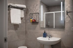 Shower, hair dryer, towels, soap - Apartamentos Turísticos Capitán (Orellana la Vieja)