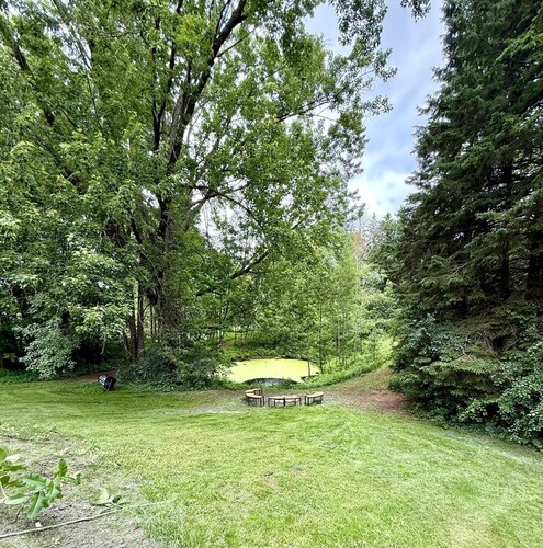 4BR Luxury cottage on 5 acres in King City W/hot tub, sauna, fire pit &pond.