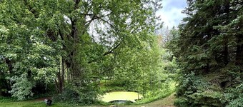 4BR Luxury cottage on 5 acres in King City W/hot tub, sauna, fire pit &pond.