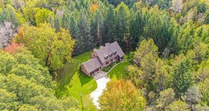 4BR Luxury cottage on 5 acres in King City W/hot tub, sauna, fire pit &pond.