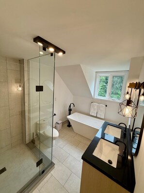 Een haardroger, handdoeken, zeep, toiletpapier