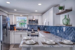 Ovn og høy barnestol